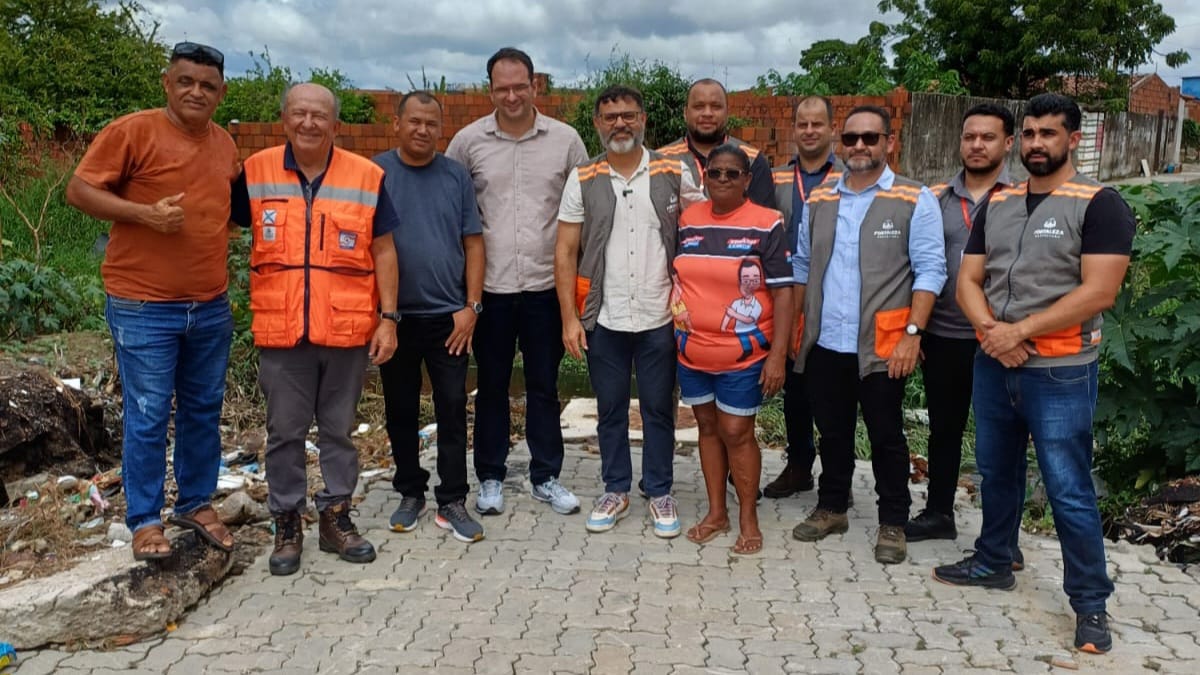 grupo de pessoas posa para a foto